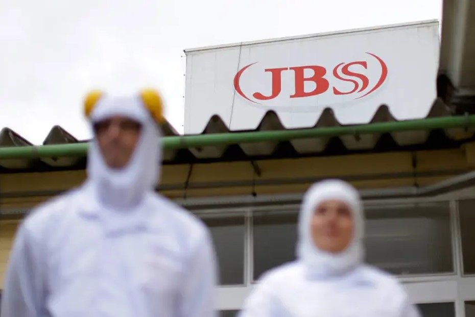 JBS indenizará operador vigiado por câmeras em vestiário, decide TST