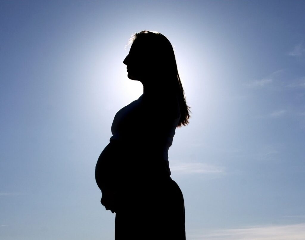 Trabalhadora dispensada de contrato temporário no dia que comunicou gravidez deve ser indenizada